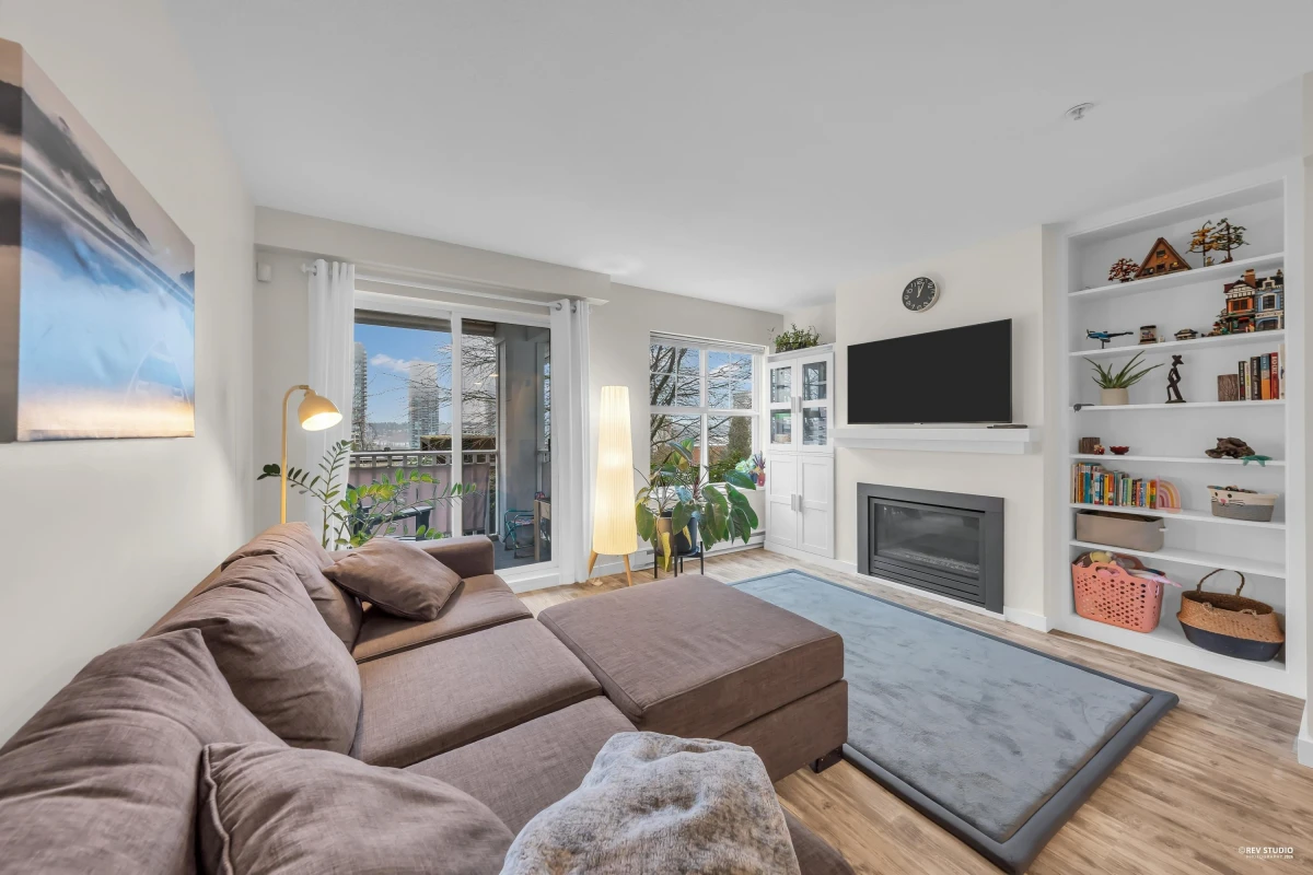 Living Room Photo of 19 123 Seventh Street, New Westminster, BC