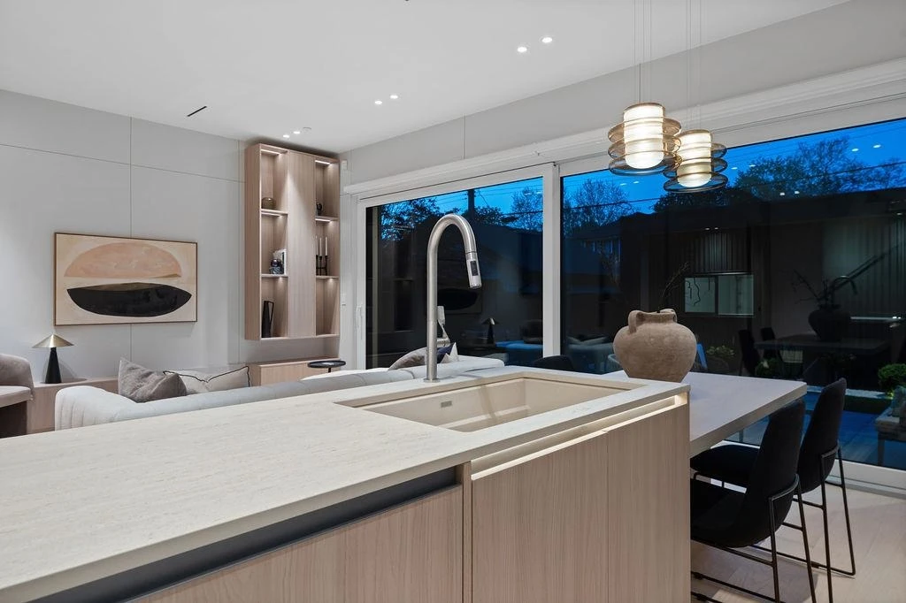 Dining Area Photo of 2 2935 W 15th Avenue, Vancouver, BC