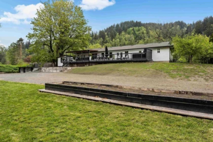 Outdoor Kitchen Photo of 46750 Chilliwack Lake Road, Sardis - Chwk River Valley, BC