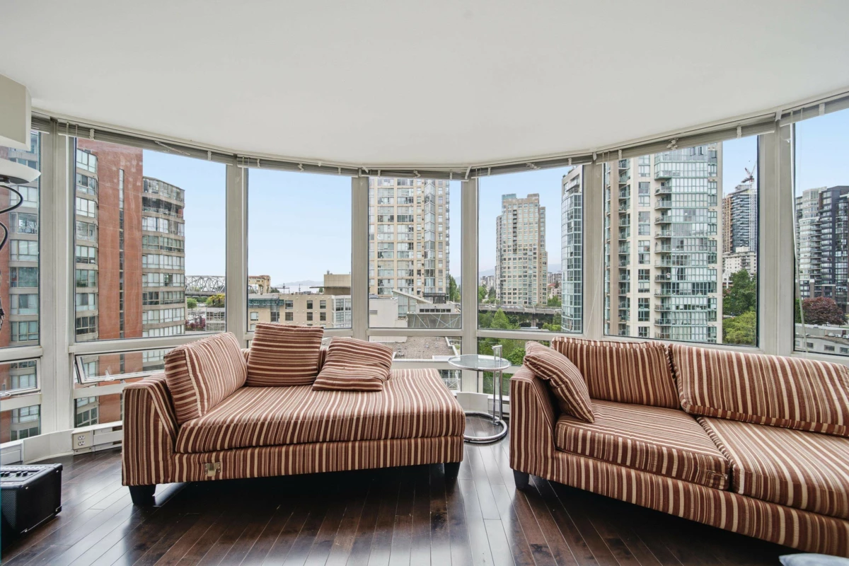 Dining Area Photo of 1309 1500 Hornby Street, Vancouver, BC
