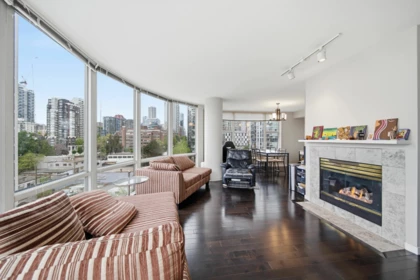 Kitchen Island Photo of 1309 1500 Hornby Street, Vancouver, BC