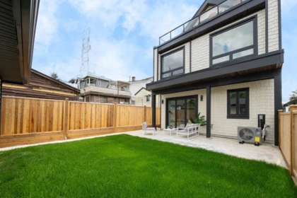 Front Yard Photo of 2 3645 Dundas Street, Vancouver, BC