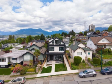 Garden / Landscaping Photo of 2 3645 Dundas Street, Vancouver, BC