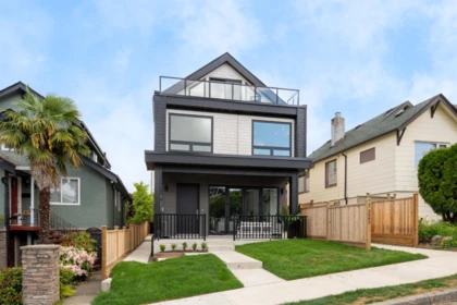 Hot Tub / Spa Photo of 2 3645 Dundas Street, Vancouver, BC