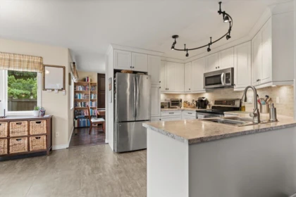 Kitchen Photo of 45436 Dorell Place, Chilliwack, BC
