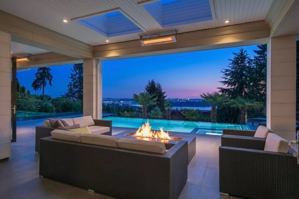 Family Room Photo of 1515 Camelot Road, West Vancouver, BC