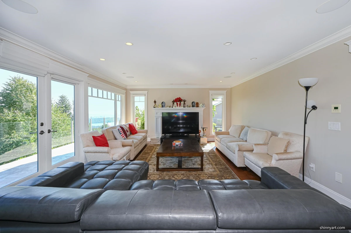 Living Room Photo of 1444 Sandhurst Place, West Vancouver, BC