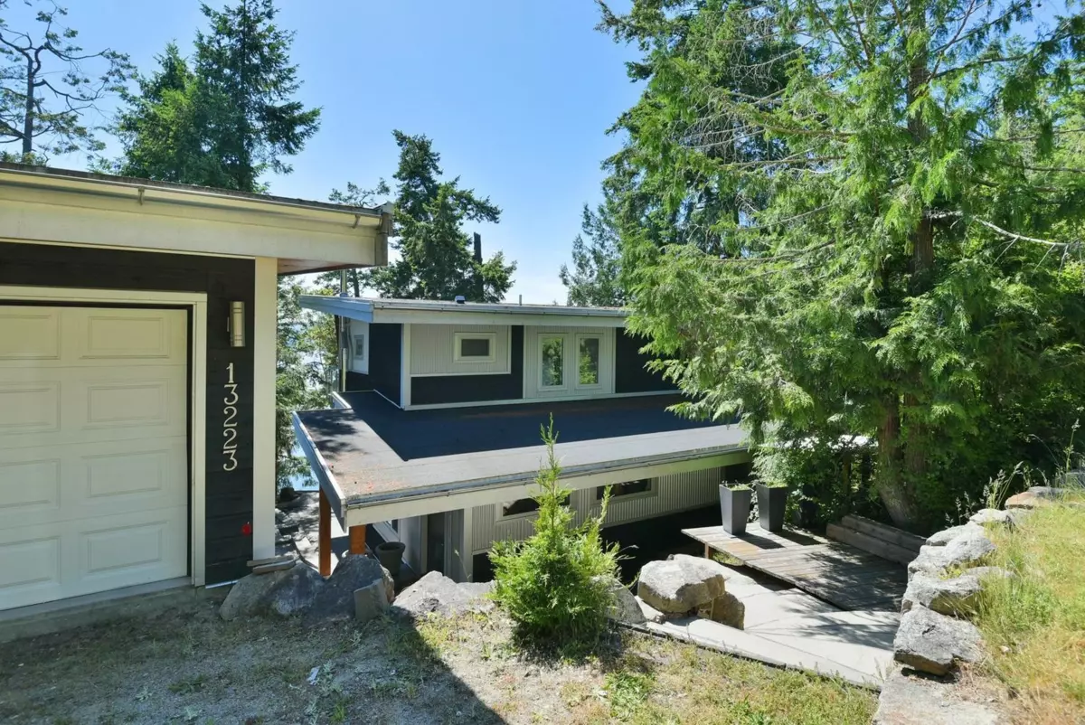 Living Room Photo of 13223 Pool Road, Garden Bay, BC