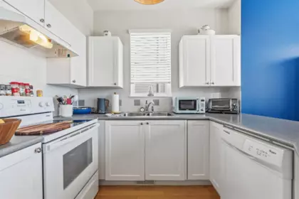 Kitchen Island Photo of 5666 149a Street, Surrey, BC