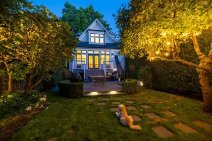 Swimming Pool Photo of 565 E 45th Avenue, Vancouver, BC