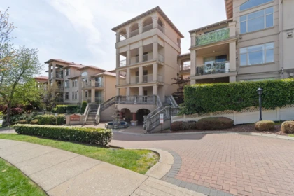 302 3176 Plateau Boulevard, Coquitlam, BC, Coquitlam — Apartment/Condo for sale