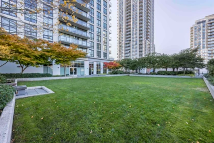 805 3007 Glen Drive, Coquitlam, BC, Coquitlam — Apartment/Condo for sale