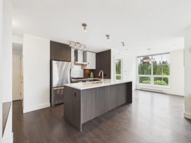 805 3007 Glen Drive, Coquitlam, BC, Coquitlam — Apartment/Condo for sale