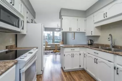 Kitchen Photo of 102 32145 Old Yale Road, Abbotsford, BC