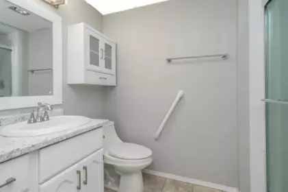 Primary Bathroom Photo of 102 32145 Old Yale Road, Abbotsford, BC