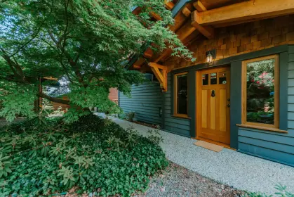 549 Central Avenue, Gibsons, BC, Gibsons — Single Family Residence for sale
