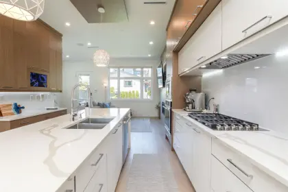 332 E 8th Street, North Vancouver, BC, North vancouver — Half Duplex for sale