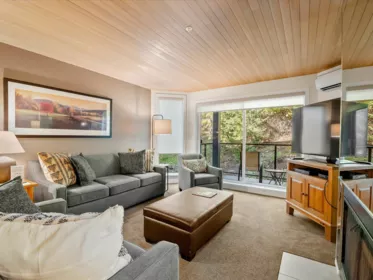 204 3217 Blueberry Drive, Whistler, BC, Whistler — Apartment/Condo for sale