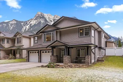 21233 Kettle Valley Road, Hope, BC, Hope — Single Family Residence for sale
