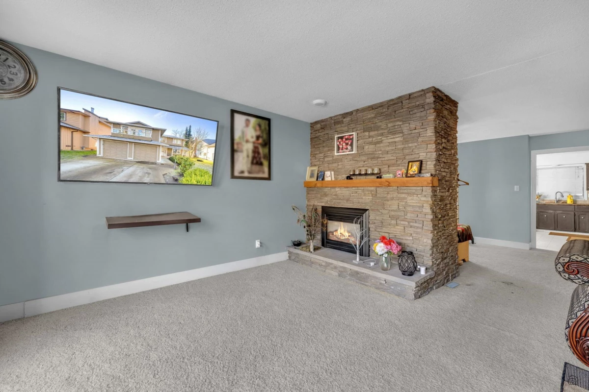 Kitchen Photo of 12954 61 Avenue, Surrey, BC