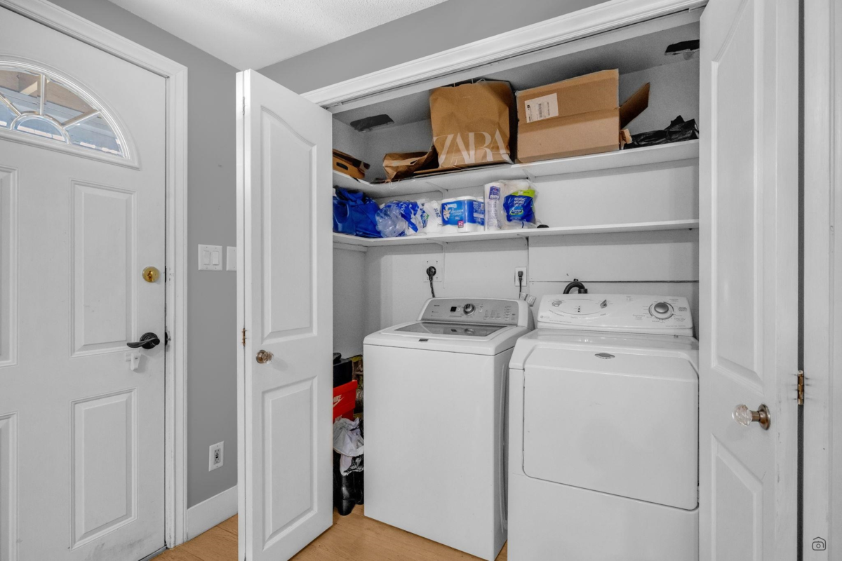 Mudroom Photo of 12954 61 Avenue, Surrey, BC