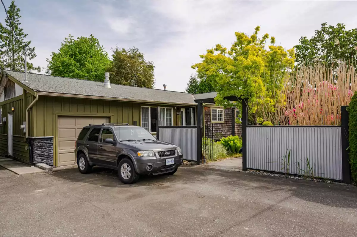 Kitchen Island Photo of 26967 28 Avenue, Langley, BC
