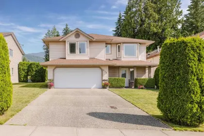 832 Aurora Way, Gibsons, BC, Gibsons — Single Family Residence for sale
