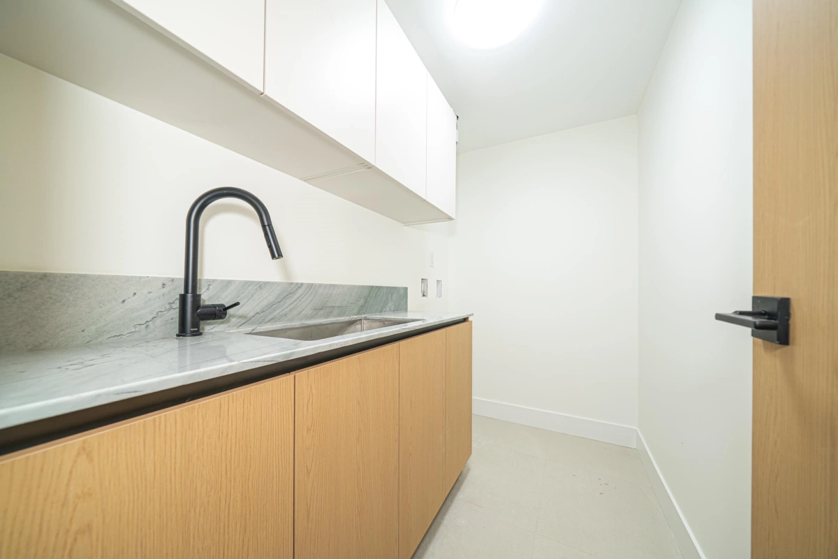 Hot Tub / Spa Photo of 1 5091 Buxton Street, Burnaby, BC