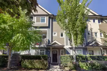 Front Yard Photo of 10 14285 64 Avenue, Surrey, BC