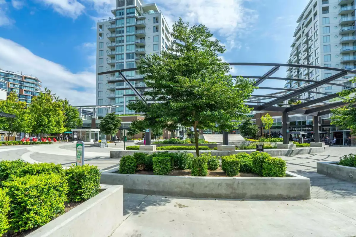 Backyard Photo of 1106 15152 Russell Avenue, White Rock, BC