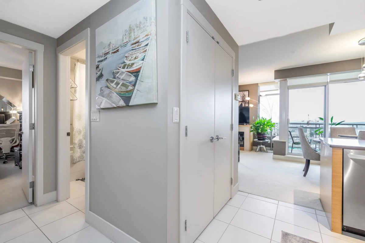 Dining Area Photo of 1106 15152 Russell Avenue, White Rock, BC