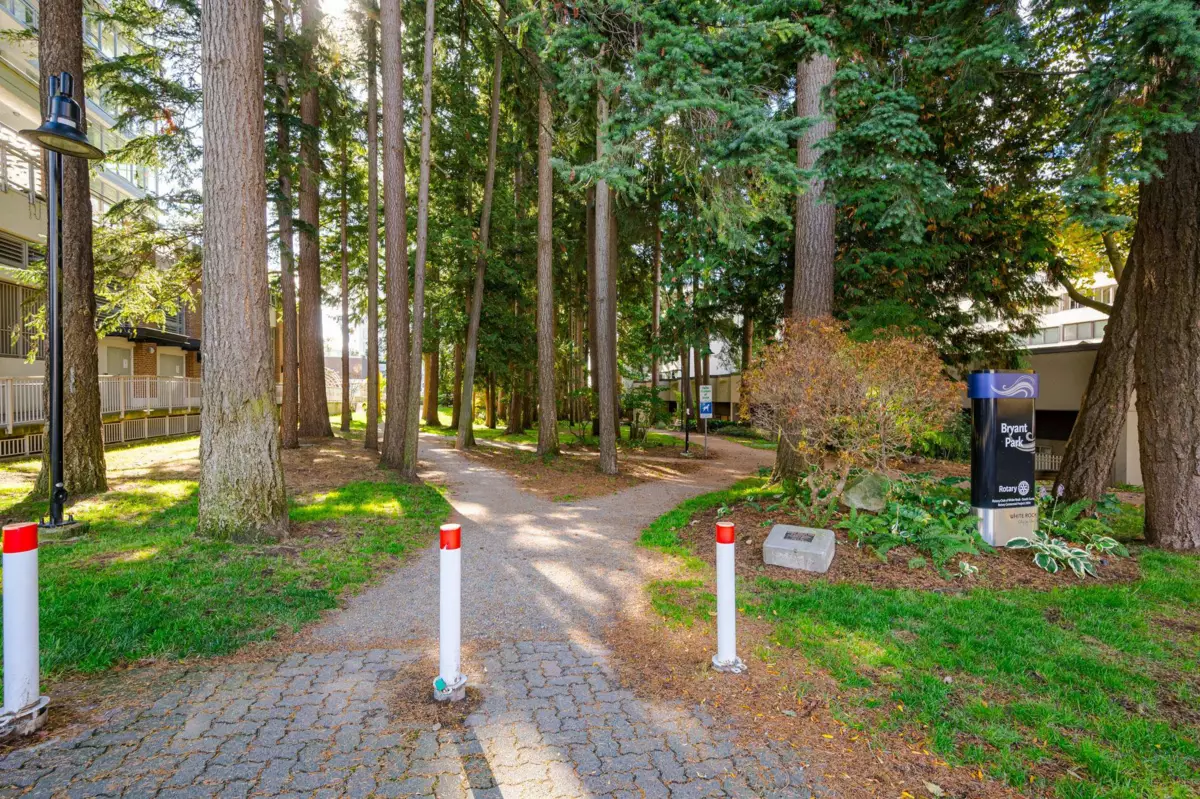 Front Yard Photo of 1106 15152 Russell Avenue, White Rock, BC