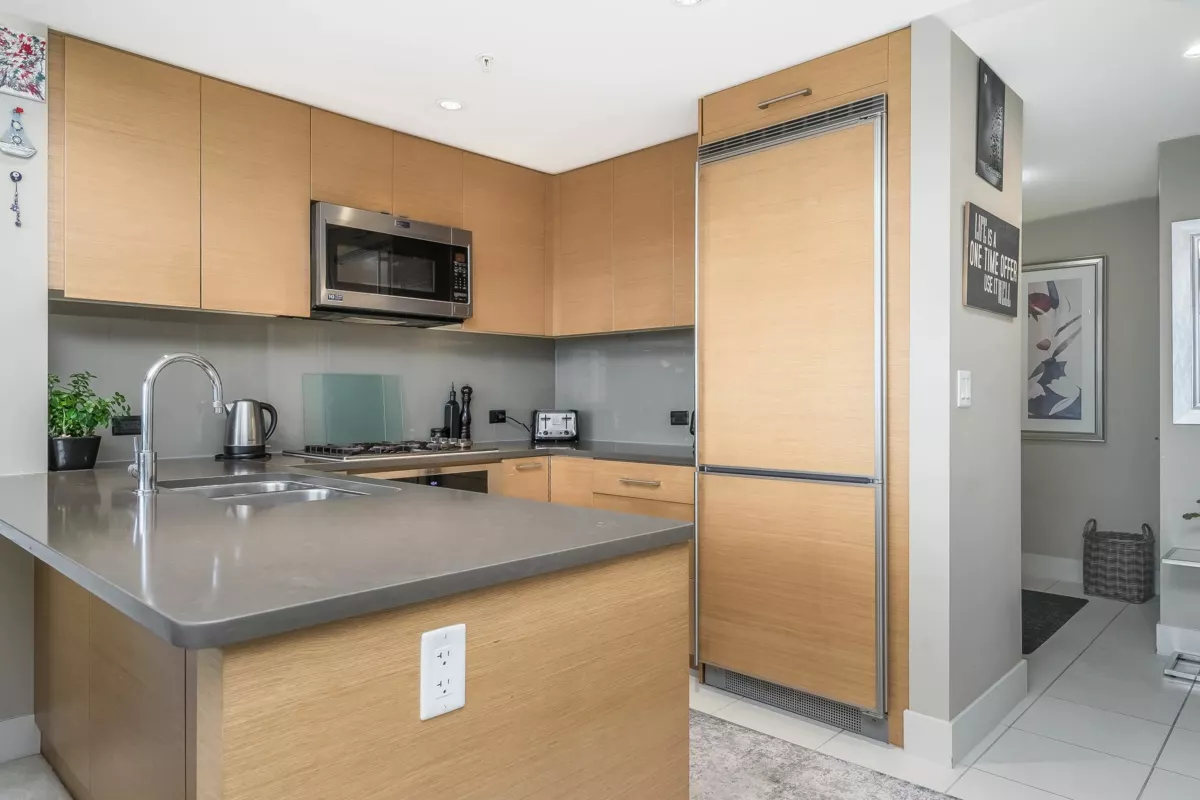 Kitchen Island Photo of 1106 15152 Russell Avenue, White Rock, BC