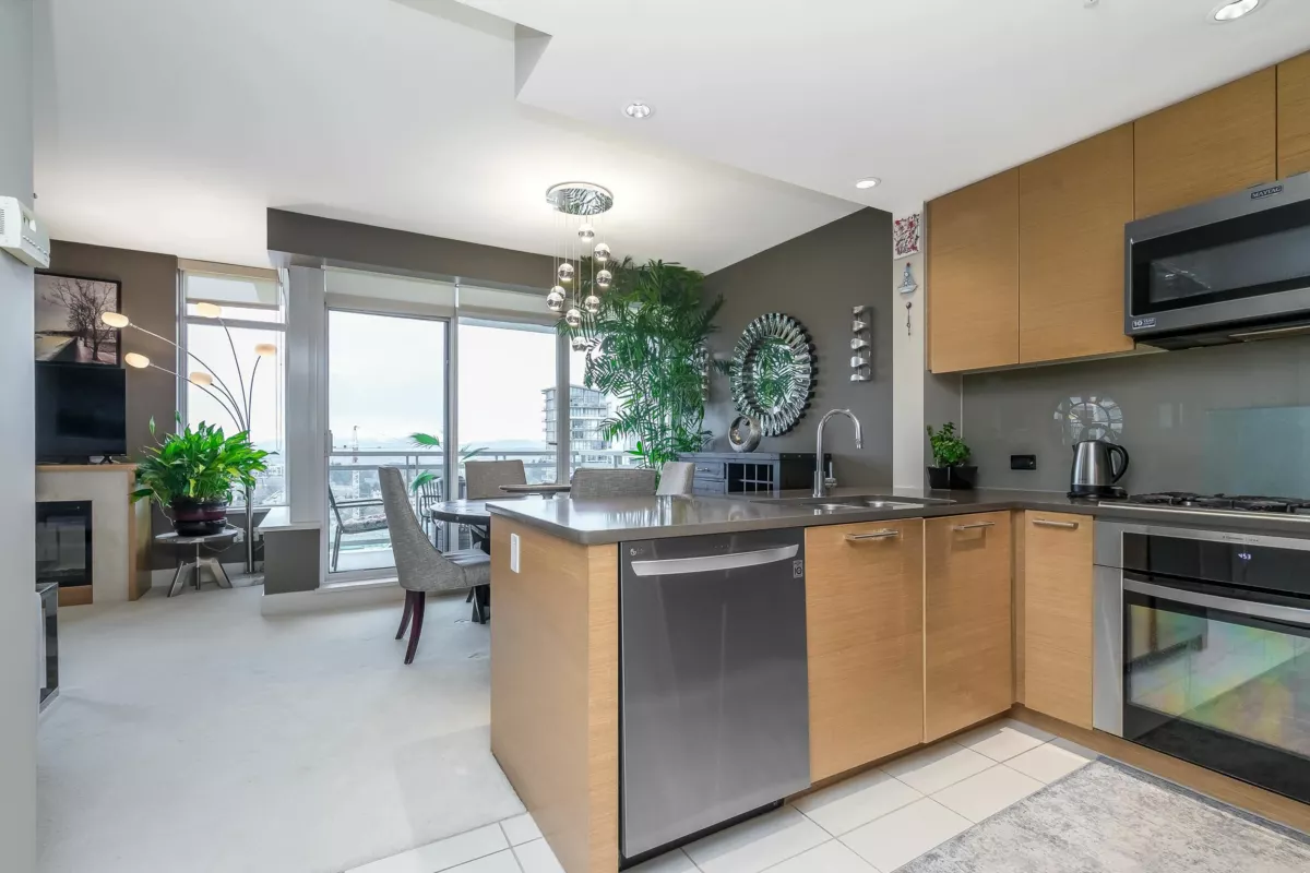Kitchen Photo of 1106 15152 Russell Avenue, White Rock, BC