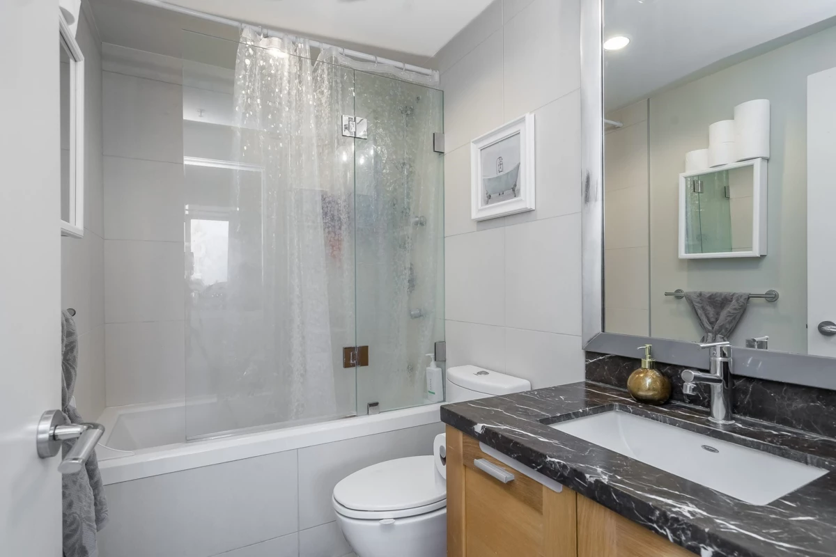 Laundry Room Photo of 1106 15152 Russell Avenue, White Rock, BC