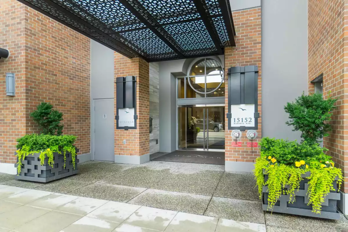 Living Room Photo of 1106 15152 Russell Avenue, White Rock, BC