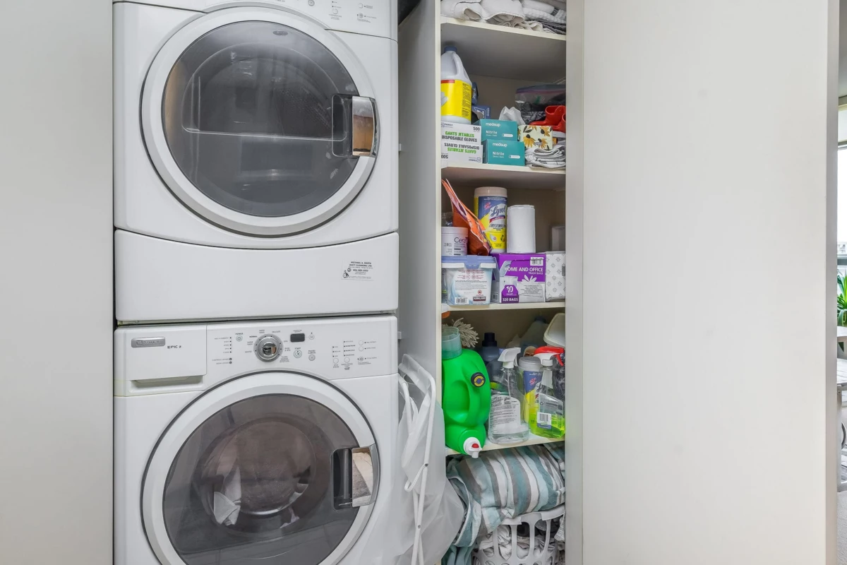 Mudroom Photo of 1106 15152 Russell Avenue, White Rock, BC