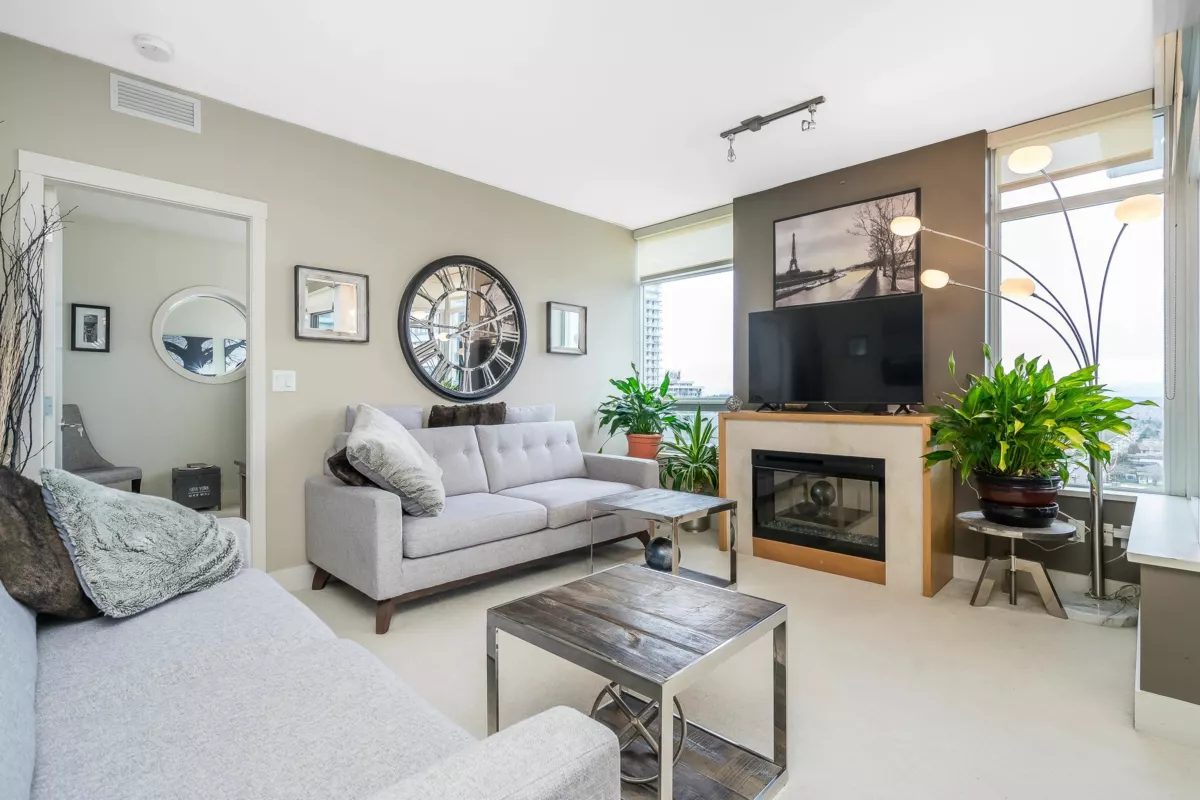 Walk-In Closet Photo of 1106 15152 Russell Avenue, White Rock, BC