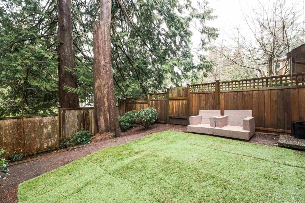 Entry Foyer Photo of 6780 Marine Drive, West Vancouver, BC