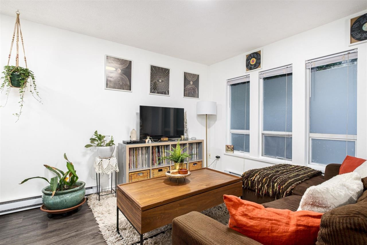 Guest Bathroom Photo of 6780 Marine Drive, West Vancouver, BC