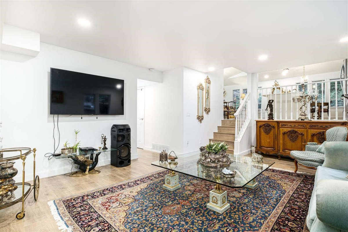 Kitchen Island Photo of 6780 Marine Drive, West Vancouver, BC