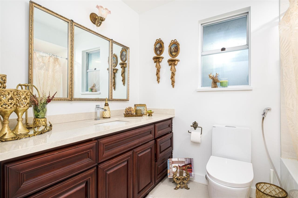 Walk-In Closet Photo of 6780 Marine Drive, West Vancouver, BC