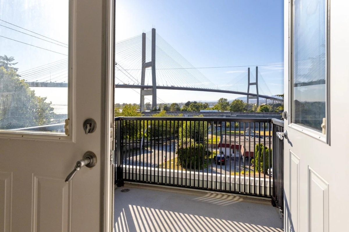 Hallway Photo of 10302 Main Street, Delta, BC