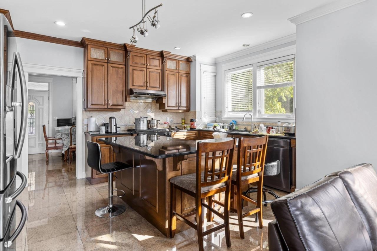 Walk-In Closet Photo of 10302 Main Street, Delta, BC