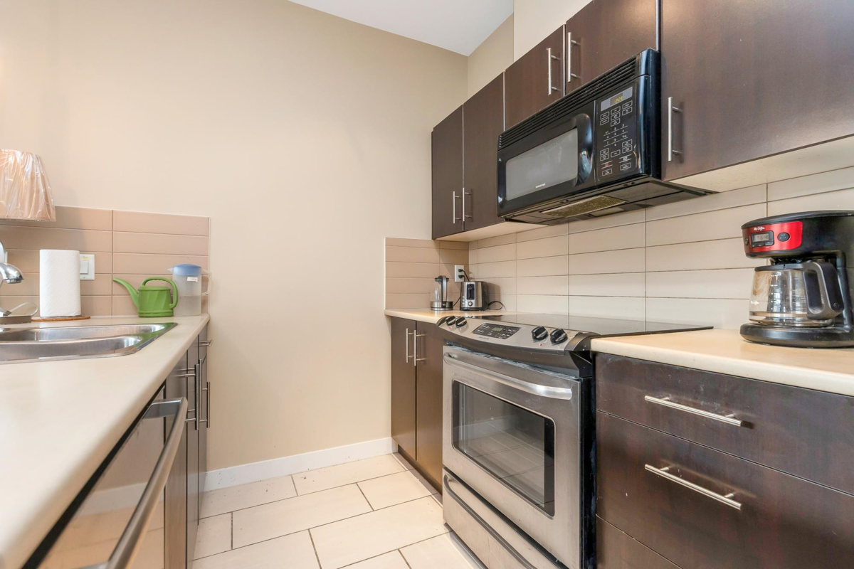 Kitchen Island Photo of 216 33546 Holland Avenue, Abbotsford, BC