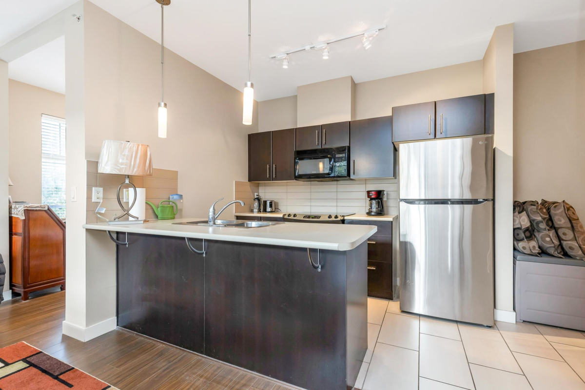 Kitchen Photo of 216 33546 Holland Avenue, Abbotsford, BC