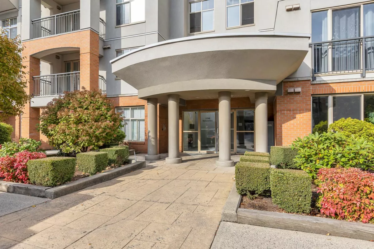 Living Room Photo of 216 33546 Holland Avenue, Abbotsford, BC