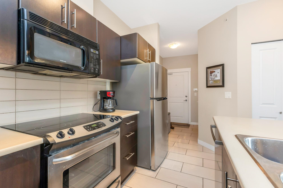 Primary Bathroom Photo of 216 33546 Holland Avenue, Abbotsford, BC