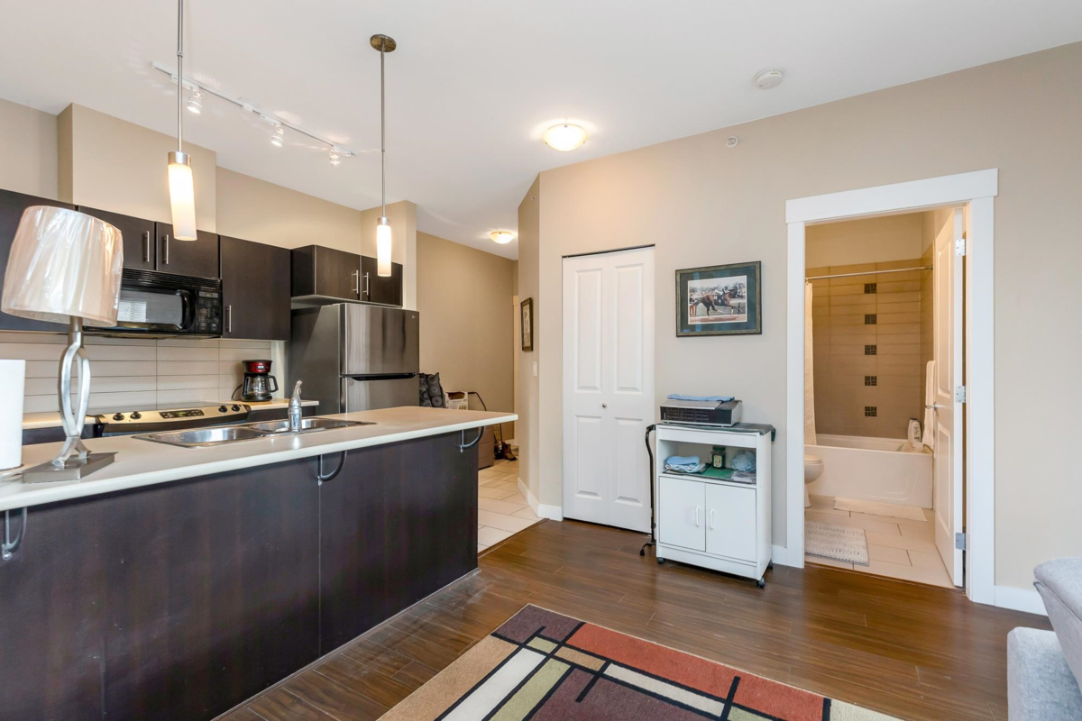 Walk-In Closet Photo of 216 33546 Holland Avenue, Abbotsford, BC