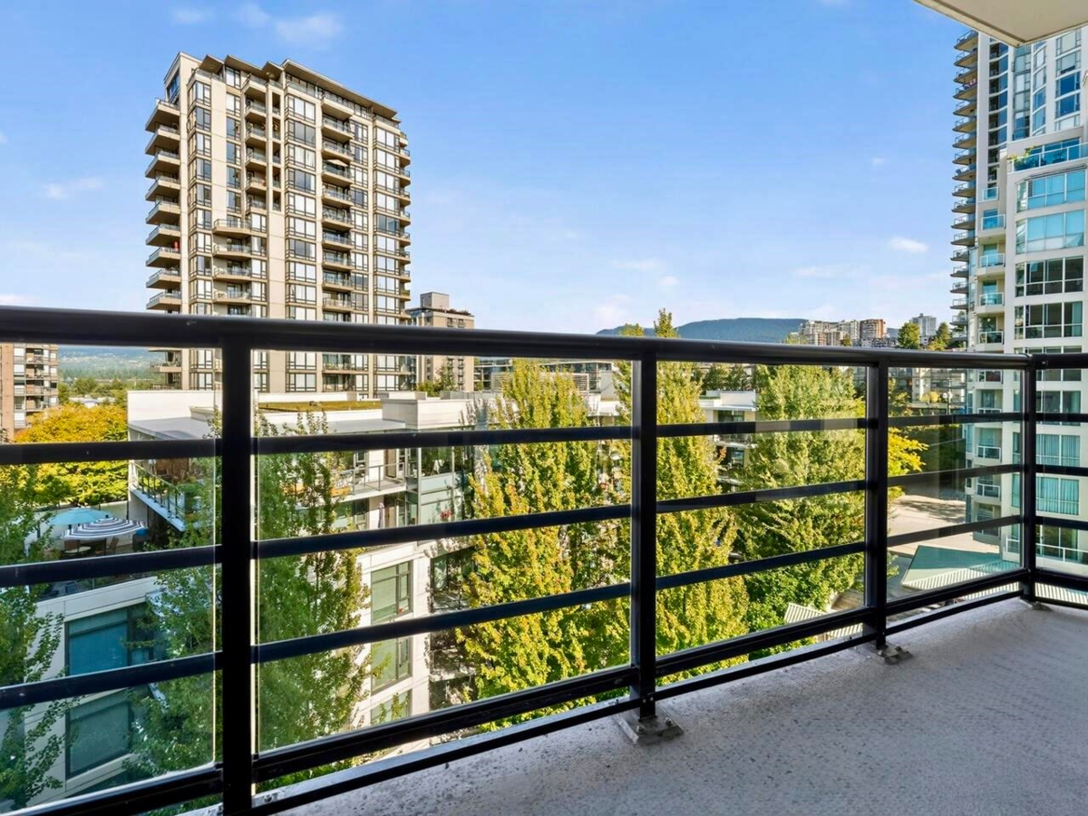 Kitchen Island Photo of 907 124 W 1st Street, North Vancouver, BC
